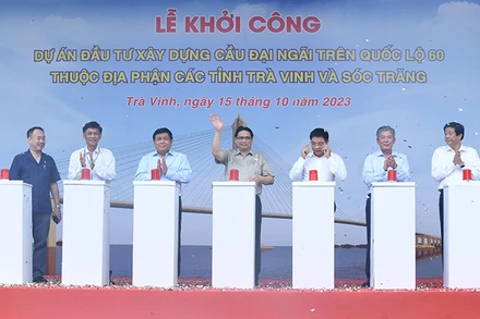 Thủ tướng Phạm Minh Chính cùng các đại biểu bấm nút khởi công Dự án xây dựng cầu Đại Ngãi.