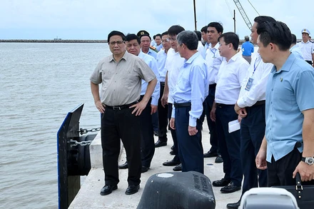 Thủ tướng Phạm Minh Chính thị sát cảng biển trong Khu kinh tế Định An.