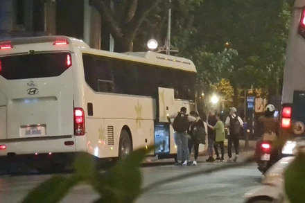 Xe khách mang biển Lào ngang nhiên đón khách trên các tuyến phố ở nội thành Hà Nội.