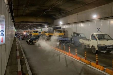 Hình ảnh giả định về vụ tai nạn liên hoàn gây kẹt xe, cháy nổ trong hầm sông Sài Gòn.