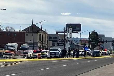 Cảnh sát khoanh vùng hiện trường xảy ra vụ xả súng. (Ảnh: AP)