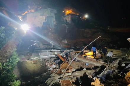 Ngôi nhà của ông V.L sụp đổ hoàn toàn xuống bờ nam sông Thạch Hãn.