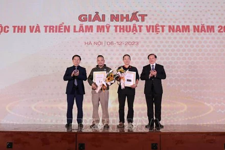 Phó Trưởng ban Tuyên giáo Trung ương Trần Thanh Lâm và Thứ trưởng Văn hóa, Thể thao và Du lịch Tạ Quang Đông trao giải Nhất cho các tác giả đạt giải. 