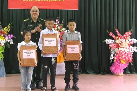 Cán bộ chiến sĩ Đồn biên phòng Chi Lăng, Lộc Bình, tỉnh Lạng Sơn, tặng sách vở cho các em học sinh là con nuôi đồn biên phòng.