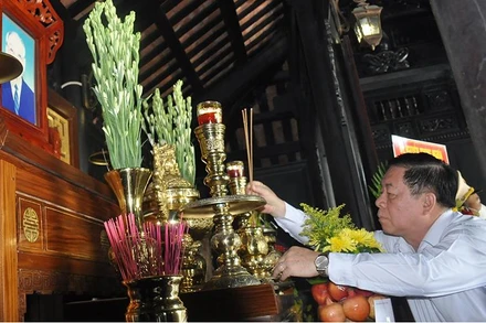 Đồng chí Nguyễn Trọng Nghĩa dâng hương tưởng nhớ đồng chí Võ Chí Công.