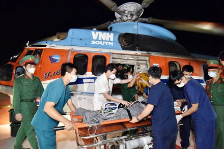 Trực thăng đưa ngư dân đột quỵ não từ Trường Sa về đất liền điều trị. (Ảnh: Bệnh viện cung cấp)