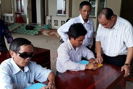 Dạy người khiếm thị học chữ nổi. (Ảnh: TTXVN)