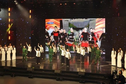 Tiết mục nghệ thuật trong chương trình cầu truyền hình “Bản trường ca hòa bình”. (Ảnh: ĐỖ THOA)