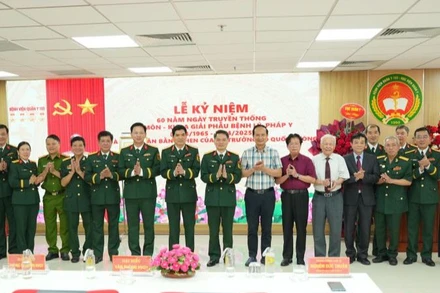 Các đại biểu chụp ảnh chung tại lễ kỷ niệm. 