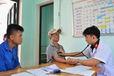 Các y, bác sĩ Bệnh viện Quân y 268 khám bệnh cho người dân.