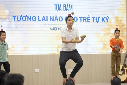 Trẻ tự kỷ biểu diễn trước khi diễn ra tọa đàm "Tương lai nào cho trẻ tự kỷ?" tại Báo Nhân Dân. (Ảnh: nhandan.vn)