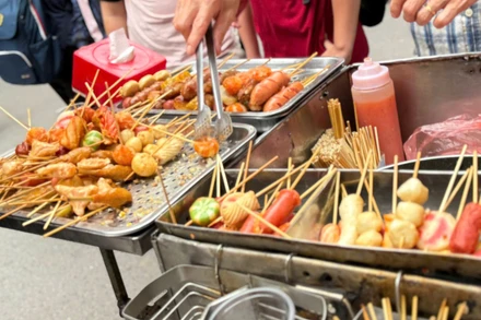 Thức ăn đường phố tiềm ẩn nguy cơ mất an toàn vệ sinh thực phẩm. (Ảnh: ĐỖ THOA)