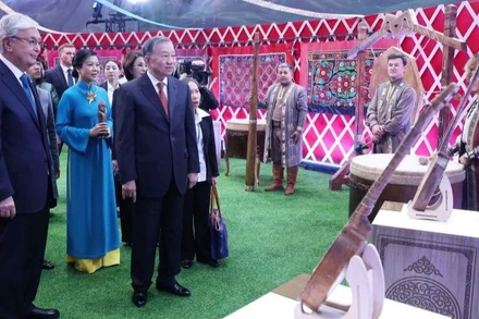 Tổng Bí thư Tô Lâm và Phu nhân cùng Tổng thống Kassym-Jomart Tokayev tham quan Làng Văn hóa Dân tộc Kazakhstan. (Ảnh: TTXVN)