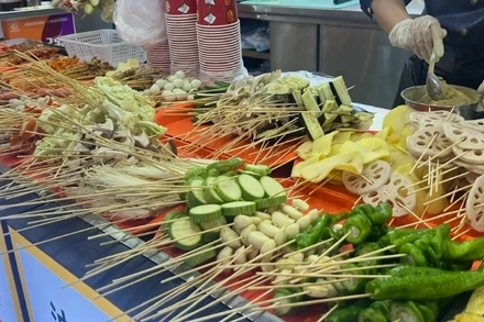 Các quán hàng bán xiên nướng (thịt, cá, hải sản, rau củ xiên que) ven đường tiềm ẩn nhiều nguy cơ mất an toàn vệ sinh thực phẩm. (Ảnh: Cục An toàn thực phẩm)