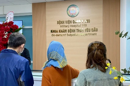 Người dân đăng ký khám bệnh tại Khoa Khám bệnh theo yêu cầu (Bệnh viện Quân y 103) sáng ngày 15/3. (Ảnh: ĐỖ THOA)