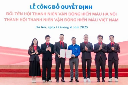Đại diện Hội Thanh niên vận động hiến máu Hà Nội nhận quyết định đổi tên thành Hội Thanh niên vận động hiến máu Việt Nam.