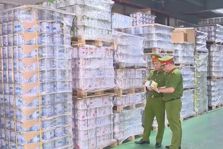 Bộ Công an triệt phá đường dây sản xuất, buôn bán sữa bột giả với số lượng cực lớn trên địa bàn Hà Nội và các tỉnh lân cận. (Ảnh: VTV)