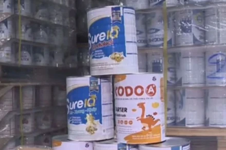 Nhiều sản phẩm sữa giả được phát hiện. (Ảnh: VTV)