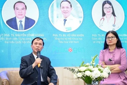 Phó Giáo sư, Tiến sĩ, bác sĩ Vũ Văn Khiên - Tổng Thư ký Hội Khoa học tiêu hóa Việt Nam chia sẻ thông tin tại tọa đàm. (Ảnh: THÀNH ĐẠT)