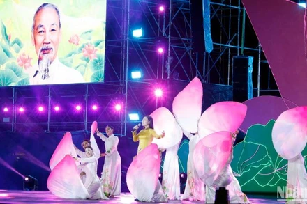 Ca khúc Từ làng sen của nhạc sĩ Phạm Tuyên, do ca sĩ Bùi Lê Mận trình bày cùng vũ đoàn tại chương trình nghệ thuật "Non sông thống nhất".