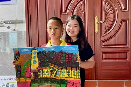 Cậu bé Tạ Đức Bảo Nam và mẹ tại trung tâm hỗ trợ phát triển hòa nhập Hoa Xuyến Chi. (Ảnh: nhân vật cung cấp)