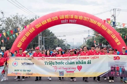 Cán bộ, hội viên, tình nguyện viên Chữ thập đỏ hưởng ứng chiến dịch “Triệu bước chân nhân ái-Tiếp nối trang sử vàng”. (Ảnh: THU LOAN)