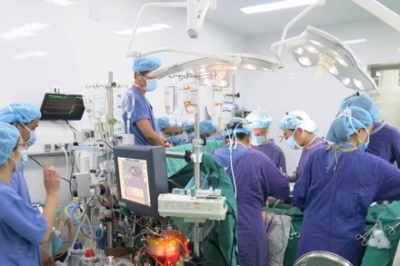Các bác sĩ tiến hành ca ghép tạng tại Bệnh viện Hữu nghị Việt Đức. (Ảnh: bệnh viện cung cấp)