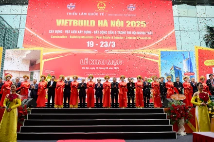 Các đại biểu thực hiện nghi lễ cắt băng khai mạc Triển lãm Vietbuild 2025 lần thứ nhất.