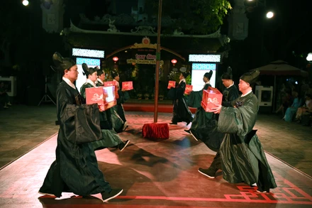 Tiết mục múa “Tám đạo sắc phong” dàn dựng theo phong cách nghệ thuật cung đình. (Ảnh: THẾ DƯƠNG)