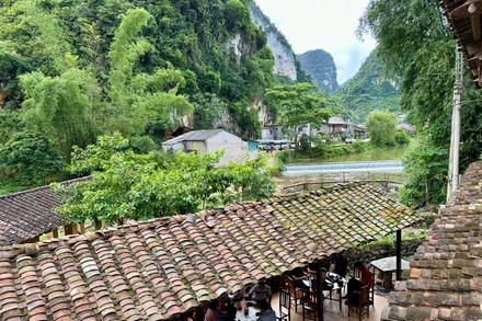 Một góc của làng đá nhìn ra dòng Khuổi Ky. (Ảnh: THI PHONG)