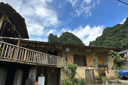 Ngôi nhà sàn bằng đá ở Khuổi Ky. (Ảnh: THI PHONG)