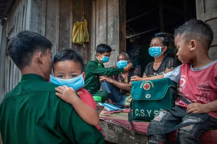 Cán bộ, chiến sĩ Đồn Biên phòng Sê Rê Pốk tuyên truyền, vận động nhân dân cách phòng, chống dịch bệnh.