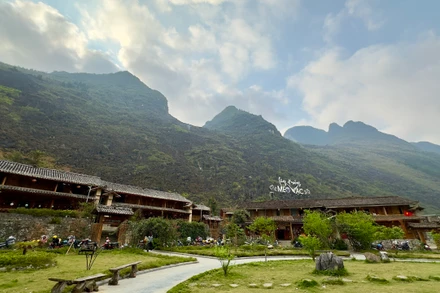 Làng văn hóa du lịch cộng đồng dân tộc H’Mông nằm trên diện tích bằng phẳng, bao quanh là núi đá.