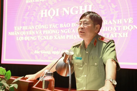 Thiếu tướng Nguyễn Văn Kỷ, Phó Chánh Văn phòng Thường trực về Nhân quyền Chính phủ phát biểu tại Hội nghị.