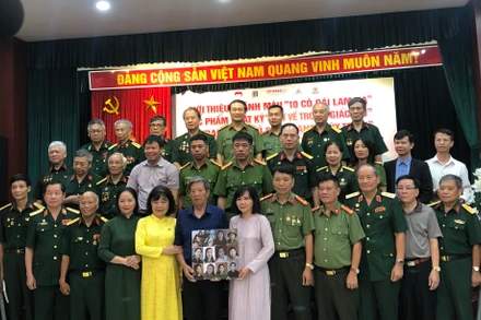 Bảo tàng phụ nữ Việt Nam tiếp nhận ảnh phục dựng chân dung 10 nữ liệt sĩ dân quân Lam Hạ.