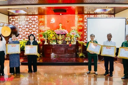 Trao bằng Tổ quốc ghi công 5 liệt sĩ Tiểu đoàn nữ biệt động Lê Thị Riêng.