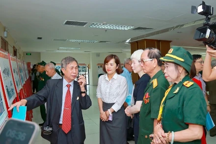 Gặp mặt truyền thống và triển lãm ảnh tư liệu thi hành Hiệp định Paris.