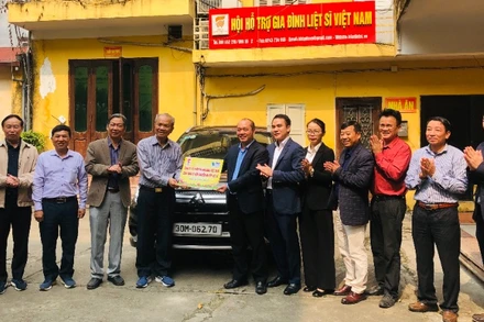 Hội Hỗ trợ gia đình liệt sĩ Việt Nam tiếp nhận xe vận chuyển hài cốt liệt sĩ