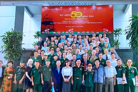 Các cựu chiến binh Ban liên hợp Quân sự - Trại Davis tham gia buổi giao lưu.