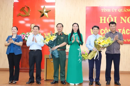 Thường trực Tỉnh ủy Quảng Ngãi tặng hoa chúc mừng đồng chí Hà Hoàng Việt Phương và đồng chí Trần Thế Phan. 