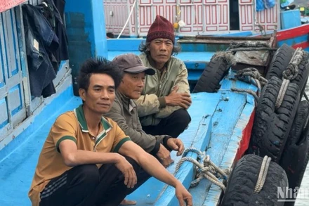 3 ngư dân Quảng Ngãi bị chìm tàu cá khi hành nghề trên biển được đưa vào bờ an toàn.