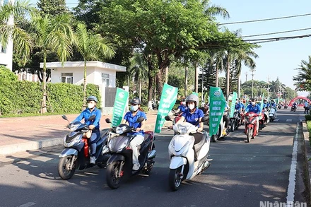 Lực lượng đoàn viên, thanh niên tham gia diễu hành trên các tuyến phố ở thành phố Quảng Ngãi kêu gọi mọi người tuân thủ các quy định pháp luật về an toàn thực phẩm.