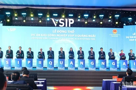 Chủ tịch Quốc hội Trần Thanh Mẫn cùng các đồng chí lãnh đạo Đảng, Nhà nước, lãnh đạo tỉnh Quảng Ngãi và nhà đầu tư thực hiện nghi thức động thổ dự án Khu công nghiệp VSIP II Quảng Ngãi.