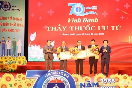 Trao tặng danh hiệu "Thầy thuốc Ưu tú" cho 3 bác sĩ, dược sĩ thuộc ngành Y tế tỉnh Quảng Ngãi.