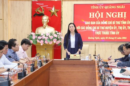 Đồng chí Bùi Thị Quỳnh Vân, Ủy viên Trung ương Đảng, Bí thư Tỉnh ủy, Chủ tịch Hội đồng nhân dân tỉnh Quảng Ngãi phát biểu kết luận Hội nghị. 