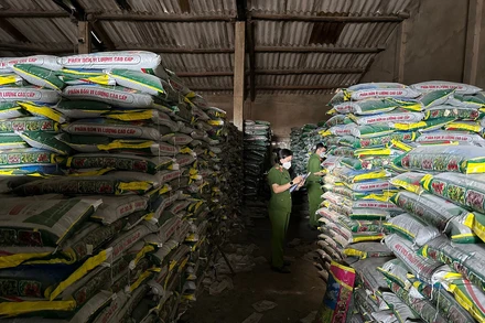 Công an tỉnh Quảng Ngãi tạm giữ hơn 271 tấn phân bón giả về chất lượng của Công ty trách nhiệm hữu hạn một thành viên Việt Đức sản xuất tại cụm công nghiệp Quán Lát, xã Đức Chánh, huyện Mộ Đức. 