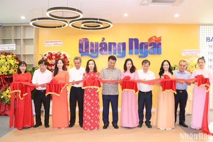 Lãnh đạo tỉnh Quảng Ngãi và Báo Quảng Ngãi thực hiện nghi thức cắt băng khánh thành phòng studio và tòa soạn hội tụ.