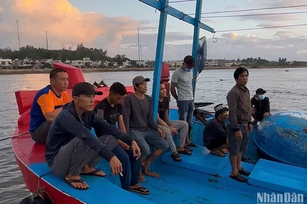 Các ngư dân Quảng Ngãi bị chìm tàu khi đang hành nghề trên biển được đưa vào bờ an toàn.
