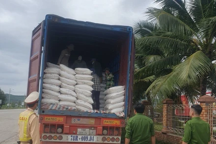 32 tấn đường nhập lậu vận chuyển trên xe ô tô biển kiểm soát 78C-077.06; rơ mooc biển kiểm soát 78R-009.04 bị lực lượng chức năng tỉnh Quảng Ngãi bắt giữ. 