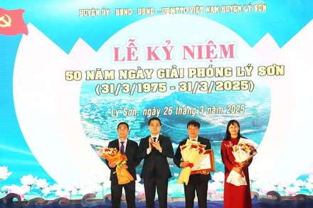 Chủ tịch Ủy ban nhân dân tỉnh Quảng Ngãi Nguyễn Hoàng Giang trao Bằng khen của Ủy ban nhân dân tỉnh tặng Đảng bộ, chính quyền và nhân dân huyện Lý Sơn đã có thành tích xuất sắc trong xây dựng và phát triển huyện Lý Sơn.